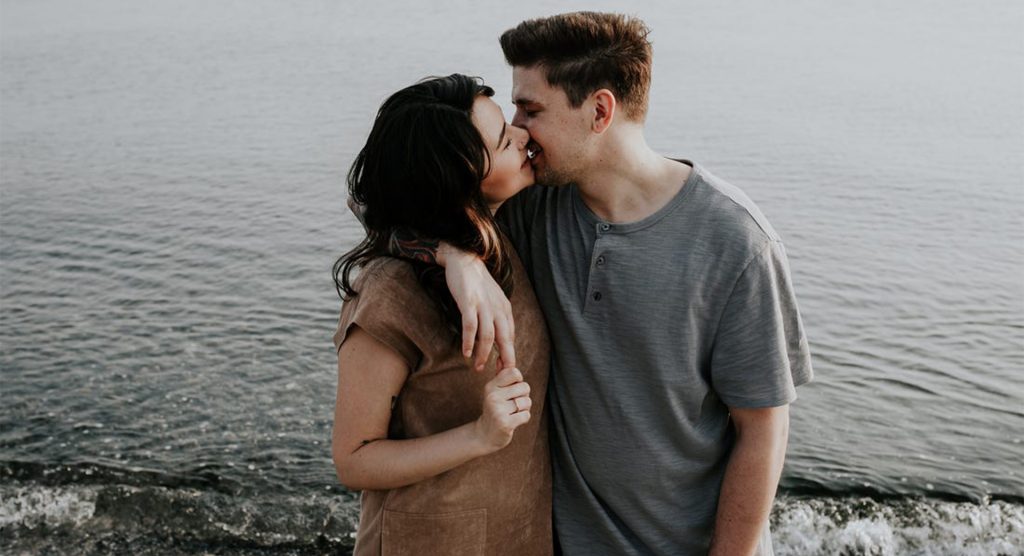 signs someone likes you according to the psychology. what are the signs to know if someone likes you, how to know someone likes you.